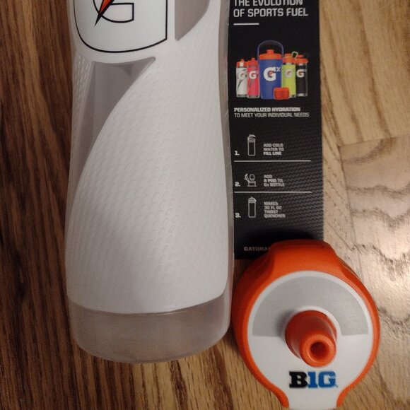 New with tags Gatorade Big 10 Bottle and New Gatorade Towel - Picture 10 of 14